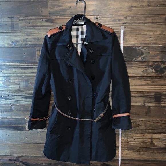 🧥 Classy Black Coat with faux leather and plaid interior - Picture 9 of 12